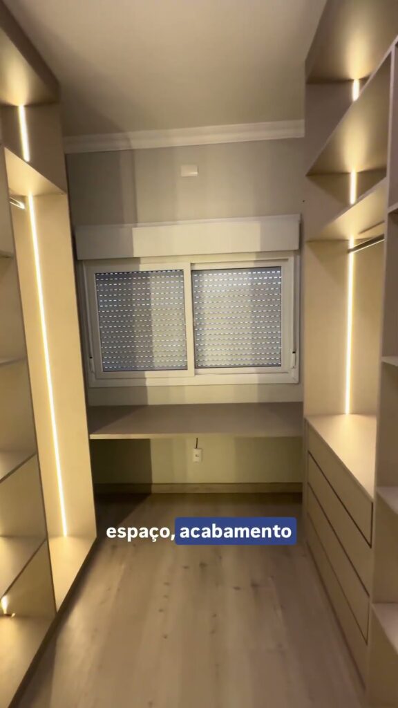 Vídeo de closet sob medida com iluminação em LED entregue pela Janice Móveis e Ambientes