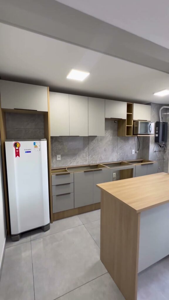 Vídeo de cozinha modulada moderna com bancada entregue pela Janice Móveis e Ambientes