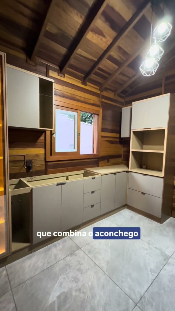 Vídeo de cozinha modulada com cristaleira e LED entregue pela Janice Móveis e Ambientes
