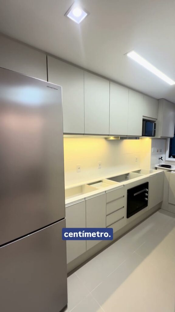 Vídeo de cozinha sob medida na cor areia com LED entregue pela Janice Móveis e Ambientes
