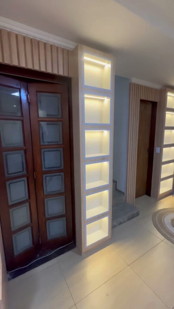 Vídeo de home sob medida com nichos iluminados e painel muxarabi