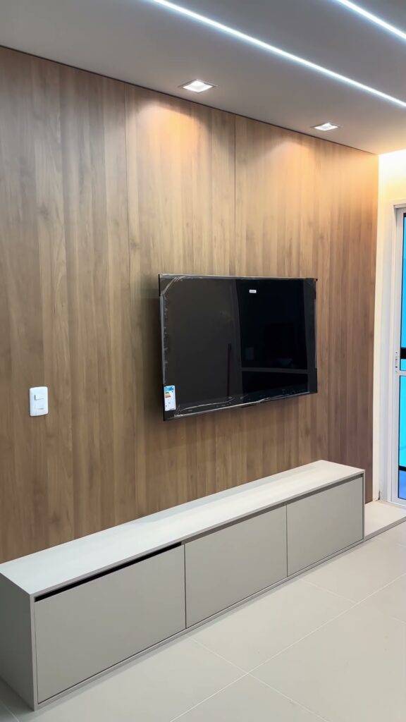 Vídeo de home sob medida com painel amadeirado e bancada areia