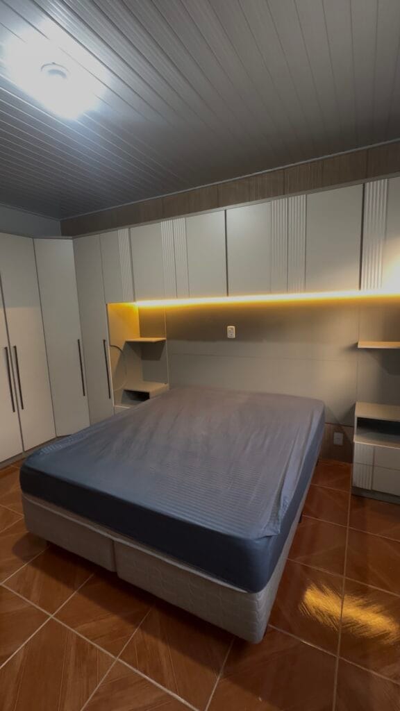 Vídeo de dormitório modulado com LED e painel ripado da Janice Móveis e Ambientes