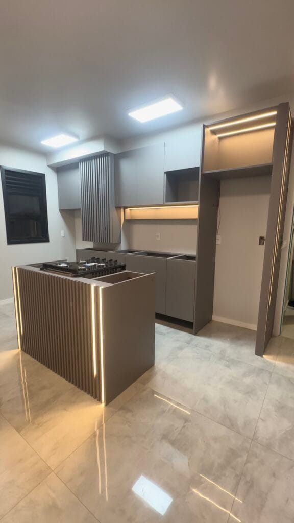 Vídeo de cozinha sob medida 100% MDF com iluminação em LED da Janice Móveis e Ambientes