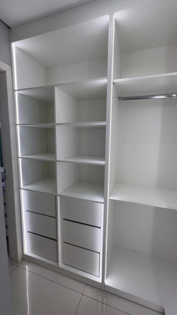 Vídeo de closet sob medida 100% MDF com LED da Janice Móveis e Ambientes