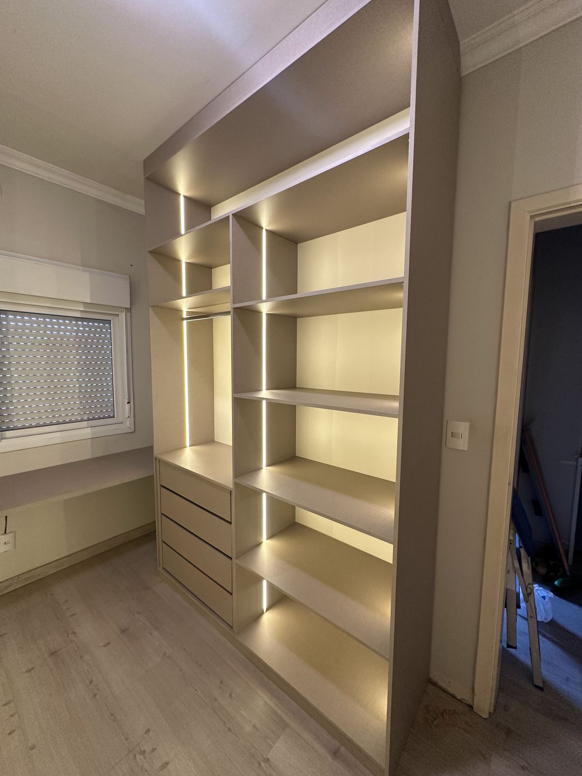 Closet planejado com LED e gaveteiro, entregue pela Janice Móveis e Ambientes