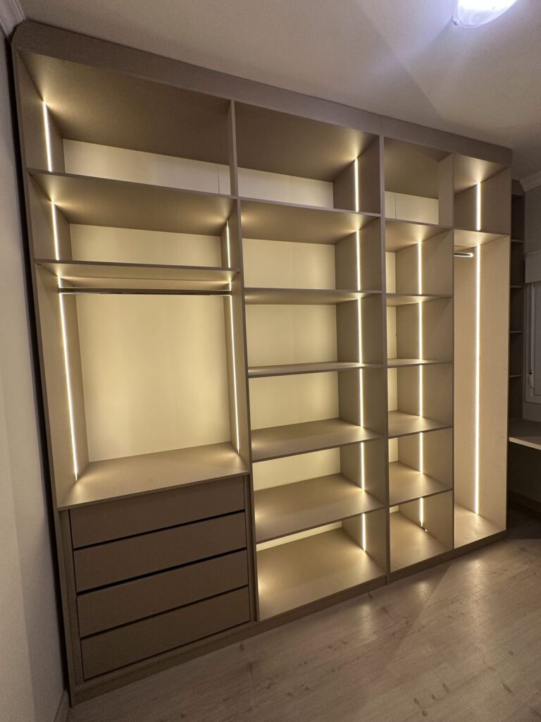 Closet planejado com iluminação em LED, entregue pela Janice Móveis e Ambientes