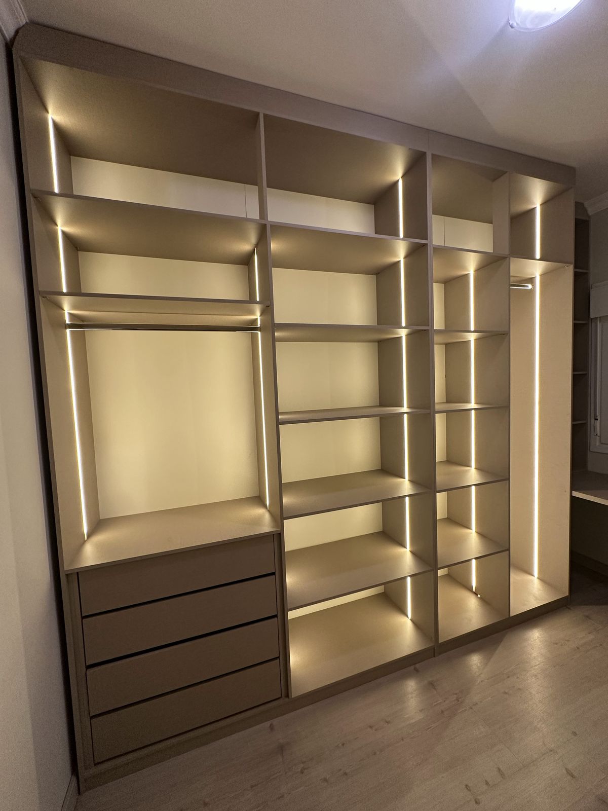 Closet planejado com iluminação em LED