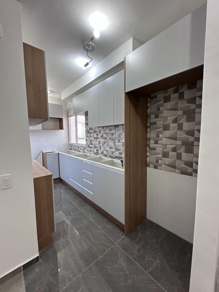 Cozinha planejada em corredor, entregue pela Janice Móveis e Ambientes