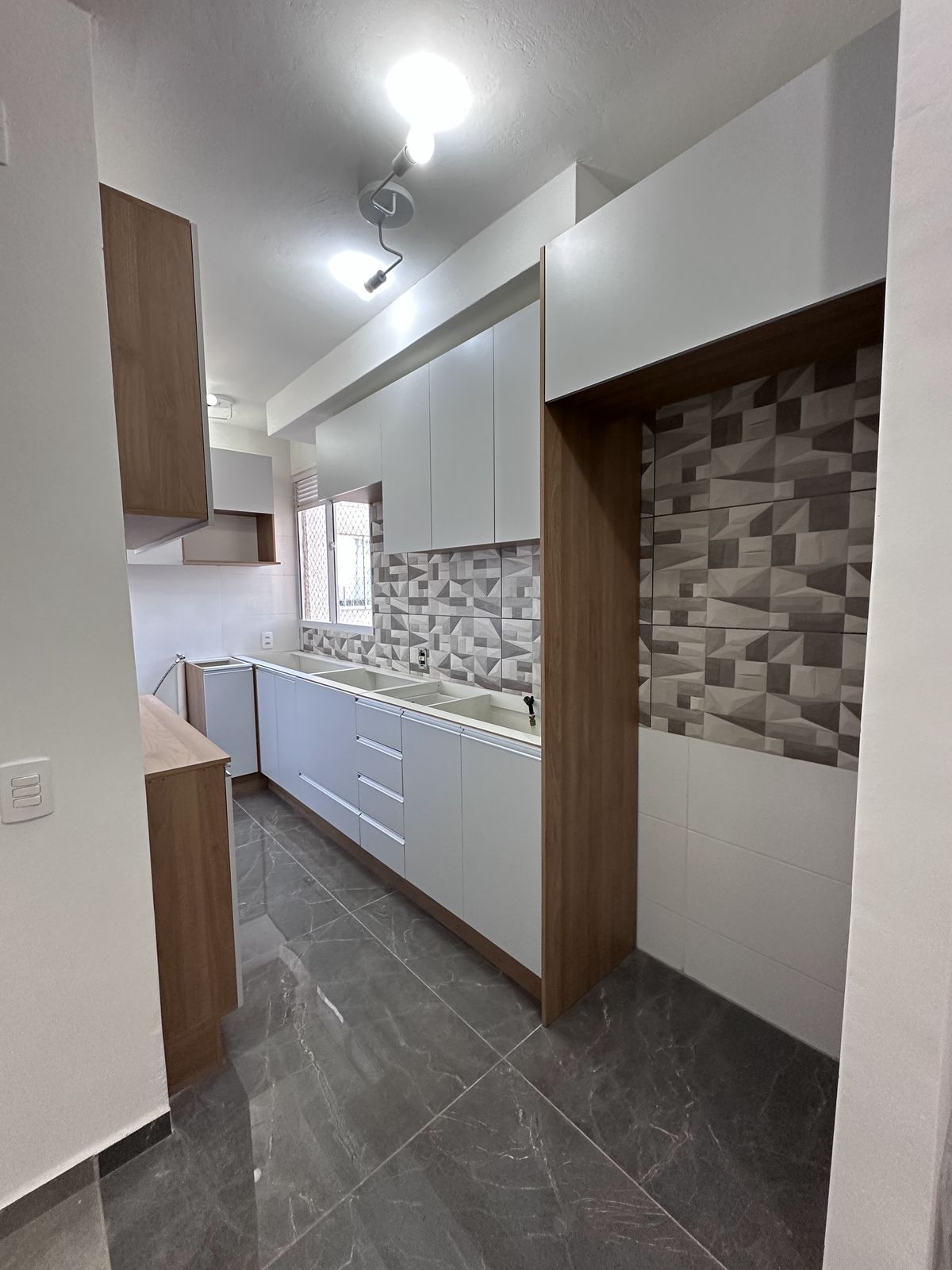 Cozinha planejada em corredor, entregue pela Janice Móveis e Ambientes