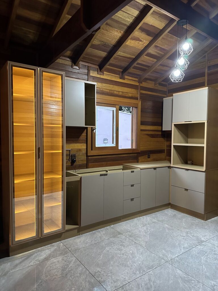 Cozinha planejada com cristaleira iluminada por LED, entregue pela Janice Móveis e Ambientes
