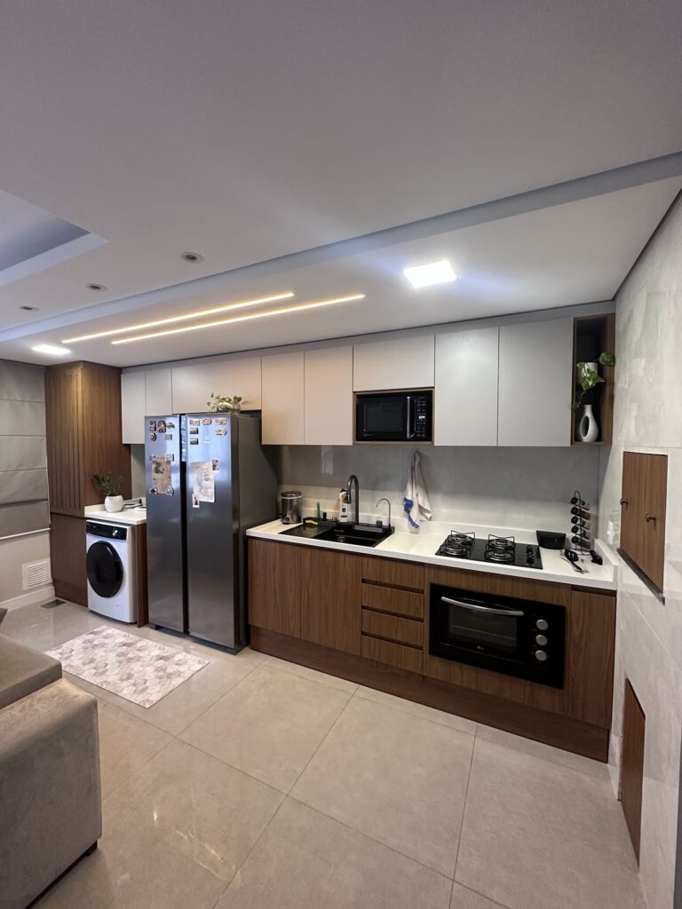 Cozinha planejada integrada à sala, entregue pela Janice Móveis e Ambientes em Canoas