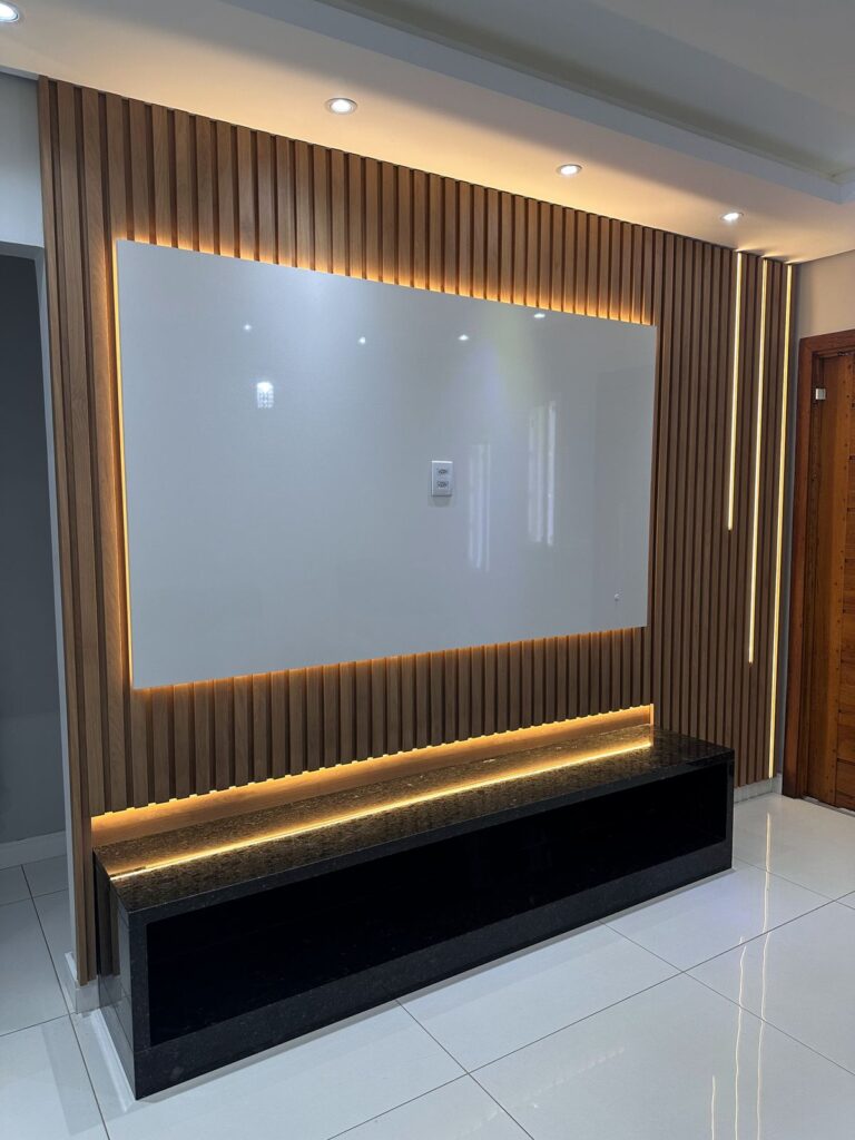 Painel de TV ripado com LED