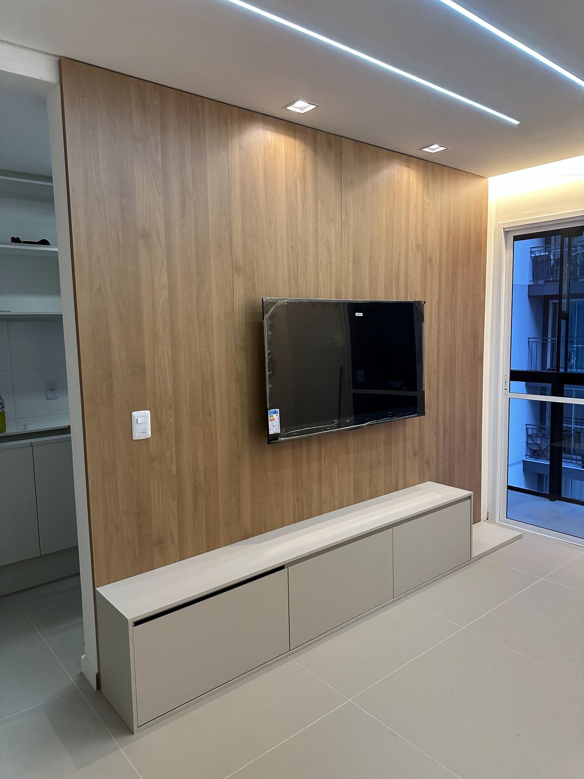 Painel de TV planejado para sala, entregue pela Janice Móveis e Ambientes
